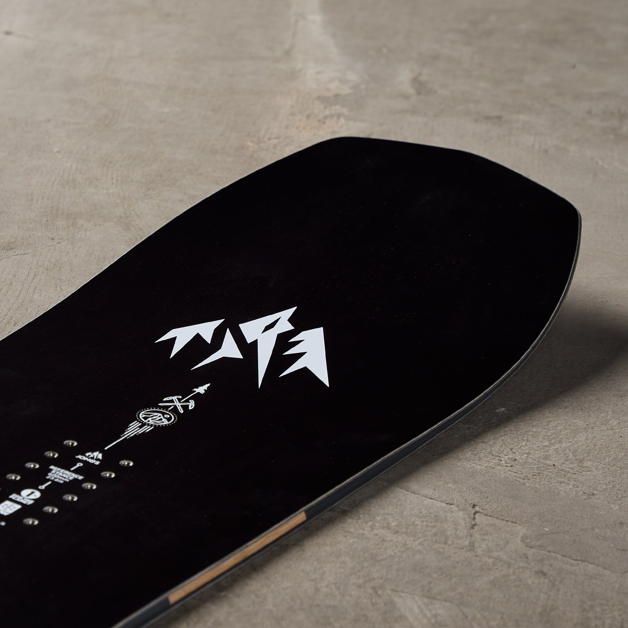 http www.tactics.com jones-snowboards carbon-flagship-snowboard Jones Flagship Pro Snowboard 2026 – THE SKI MONSTER